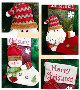 Detailansicht der Nikolausstrümpfe mit Weihnachtsmann-Stickerei und weichem Kunstpelz