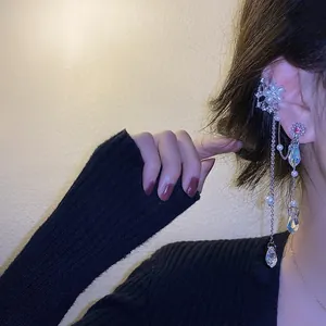 Gros plan du brassard d'oreille fleur en argent avec glands en perles et cristal