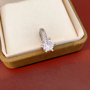 Vue macro d'une boucle d'oreille en zircon à six griffes sur un écrin à bijoux raffiné
