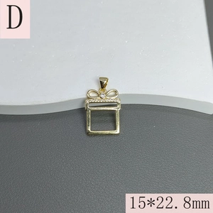 Detailed close-up of a gold gift box charm with zirconia bow, size 15x22.8mm