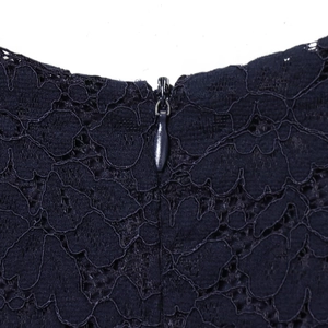 Vue détaillée du dos de la robe en dentelle bleu marine avec fermeture éclair invisible