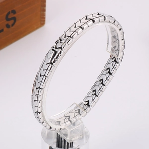Detailed 45-degree angle view of silver V-shaped interlocking keel chain bracelet