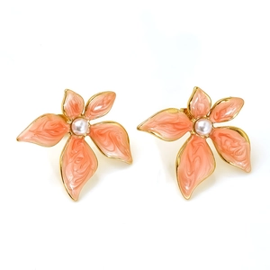 Pink enamel flower stud earrings in stainless steel with center pearl decoration