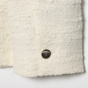 Elegante crème tweed jas voor dames met gedetailleerde textuur en goudomraande knopen