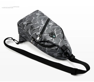 Détail du sac de poitrine camouflage gris avec tissu imperméable et port pour casque