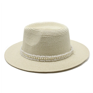 Détail d'un chapeau de paille d'été avec dentelle fine et bordure en perles élégantes