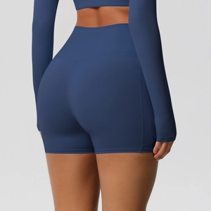 Détail du short de yoga bleu marine à taille haute avec coutures ergonomiques et fini mat