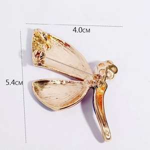 Rückansicht der goldenen Libellenbrosche mit blauem Emaille und Maßen 5,4 cm x 4,0 cm