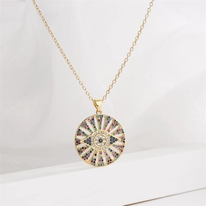 Gros plan détaillé d'un pendentif œil maléfique doré serti de zircons multicolores