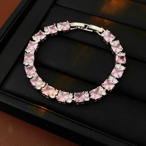 Detalle macro de la pulsera de circón rosa con base plateada en caja de cuero negro