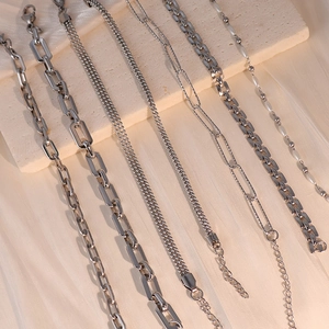 Collezione di bracciali in acciaio inossidabile argento lucido in vari stili minimalisti