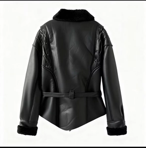Détail du col en fausse fourrure et laçage au dos de cette veste en cuir vintage
