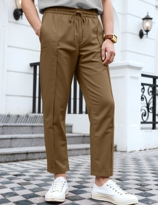 Detailansicht der braunen Herren-Freizeithose mit Kordelzug am Bund und Twill-Gewebe