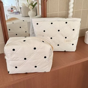 Set de trousses à maquillage matelassées à pois avec pochette et sac carré sur bois