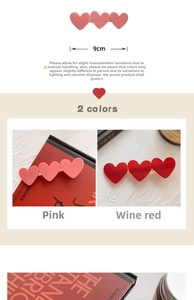 Detail view of 9cm acrylic heart hair clips in pink and wine red colors with measurements