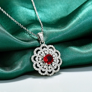 Collier tournesol en argent avec pierre rouge rubis et zircons sur soie verte chic