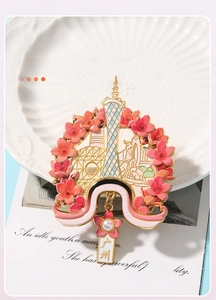 Détail du aimant en métal Tour de Canton avec fleurs en émail rose et breloque perle