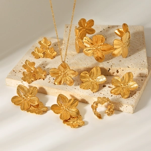 Parure de bijoux fleurs dorées avec collier boucles d'oreilles bracelet et bague
