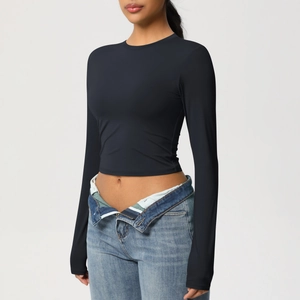 Détail du crop top noir moulant avec tissu respirant à séchage rapide et col rond