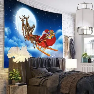 Detail van een kerstman slee wandkleed opgehangen aan een muur als kerstdecoratie