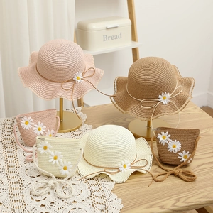 Kids straw sun hat and matching crossbody bag set with daisies in pink and beige