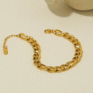 Gros plan sur un bracelet gourmette doré avec fermoir mousqueton et pendentif lettre D