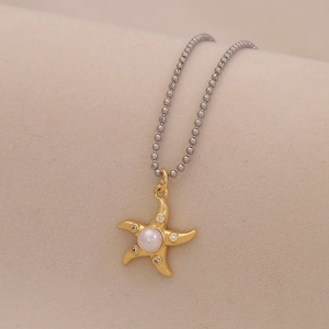 Detailansicht Gold Seestern-Anhänger mit Perle und Strass auf silberner Kette