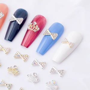 Détails de bijoux d'ongles en alliage avec nœuds et couronnes sur des ongles colorés