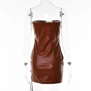 Dettaglio del mini abito in pelle PU marrone con vista posteriore e coulisse laterale