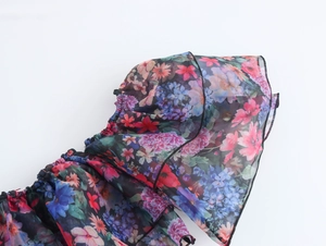 Nahaufnahme von Organza-Stoff mit Blumenmuster, Rüschenlagen und zarter Textur