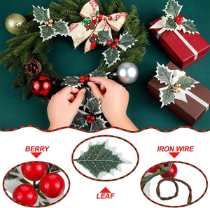 Dettaglio di plettri natalizi fai-da-te con bacche rosse, foglie verdi e gambi flessibili