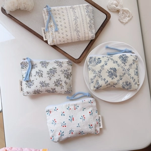 Flache Ansicht von vier floralen Mini-Baumwolltaschen mit Reißverschluss und Textur