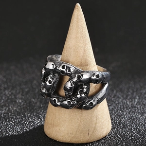 Vue détaillée d'une bague punk vintage en acier inoxydable avec reliefs de crânes