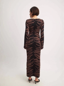 Elegant slim fit knit long dress with leopard print pattern and long sleeves