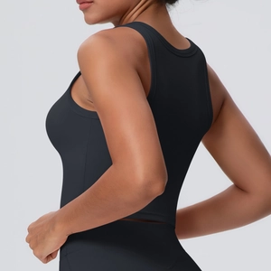 Seitenansicht des schwarzen Yoga-Tops mit elastischem Material und nahtlosem Racerback-Design