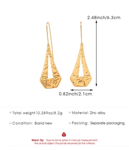 Detailed size chart for geometric hammered triangle drop earrings with precise dimensions