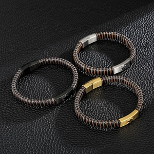 Détail de bracelets tressés en cuir pour hommes avec fermoirs magnétiques en acier à motif étoile
