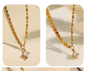 Détail d'un collier doré avec pendentif en zircon carré et chaîne mixte perles et strass