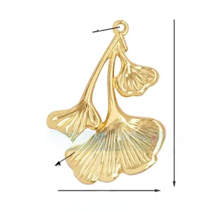 Vue détaillée du pendentif ginkgo doré avec nervures pour création de bijoux DIY