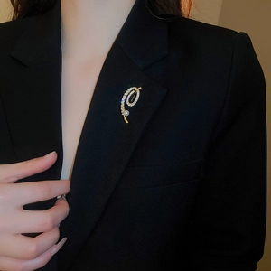 Élégante broche spirale dorée avec cristaux de zircone et une perle blanche raffinée