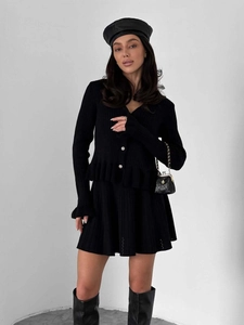 Ensemble chic deux pièces en maille noire avec col V, taille volantée et boutons strass