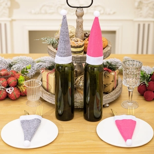 Weihnachtliche Besteckhüte und Flaschenaufsätze aus Filz in Grau und Rosa für Deko