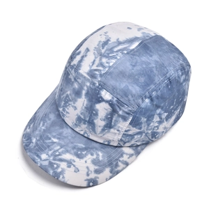 Vue détaillée de la casquette camper tie-dye bleu et blanc en tissu gaufré à séchage rapide