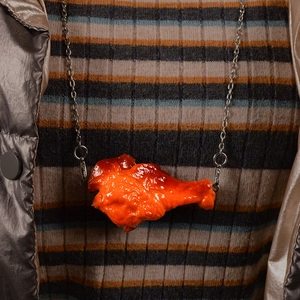 Collana con ciondolo ala di pollo arrosto realistico con finitura marrone lucida e catena