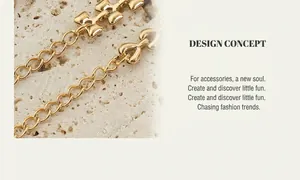 Détail des maillons croisés géométriques plaqués or 18 carats et fermoir cœur du collier