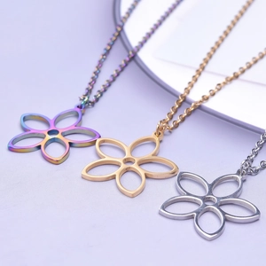 Dettaglio dei ciondoli a forma di fiore a 5 petali con finiture arcobaleno, oro e argento