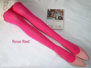 Détail du collant en velours opaque rouge rose porté sur un fond de tissu blanc plissé