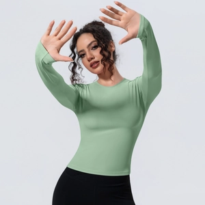 Détail du haut de yoga vert clair ajusté avec tissu athlétique à haute extensibilité