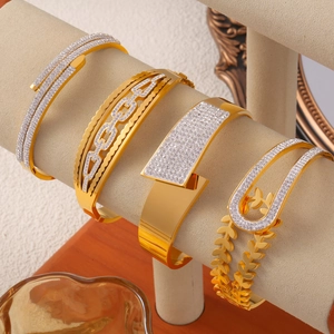 Bracelets asymétriques uniques en acier titane doré avec découpes et diamants fins