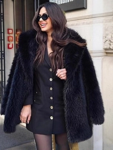 Manteau chic en fausse fourrure noire à col oversize et robe à boutons métalliques